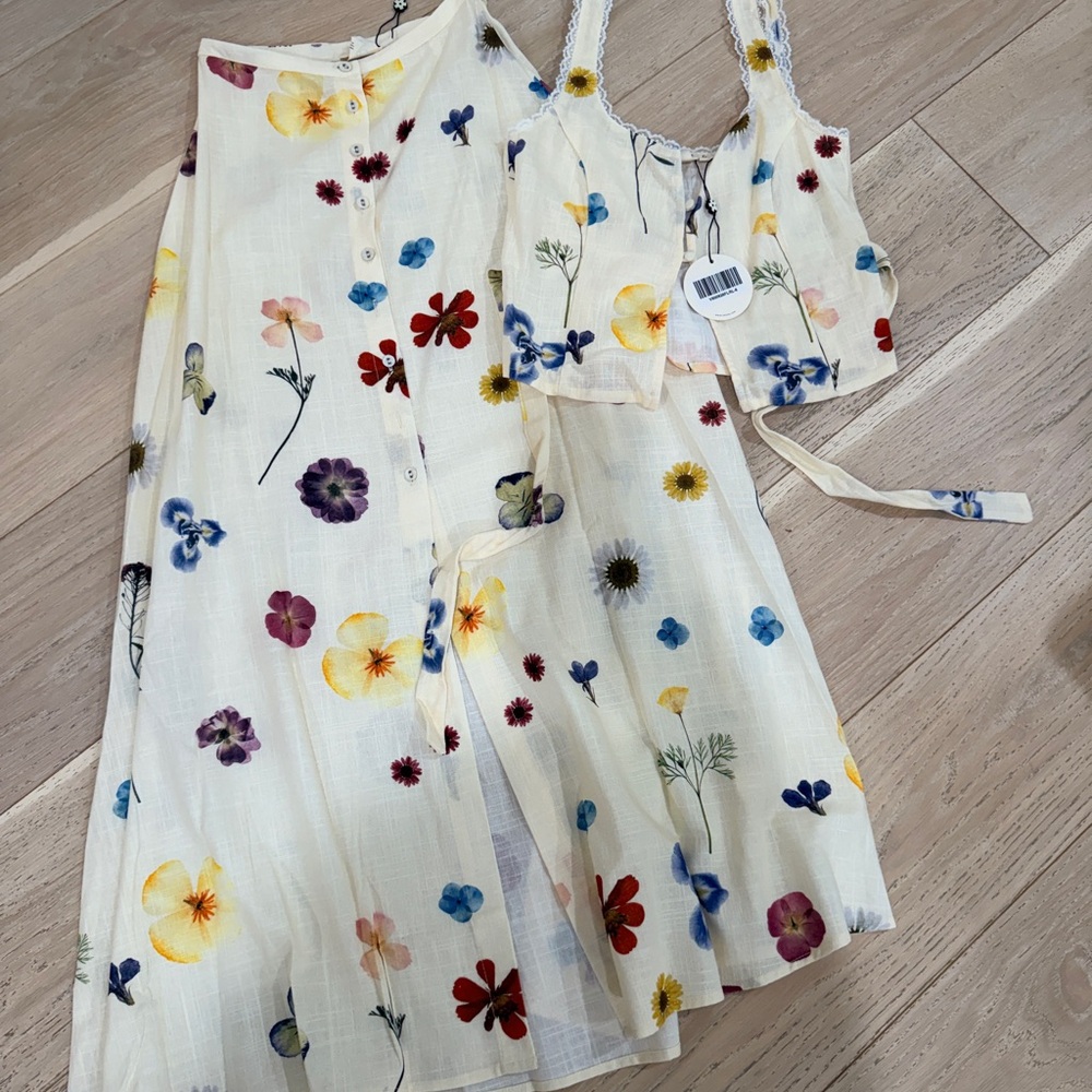 NWT VRG Floral Set